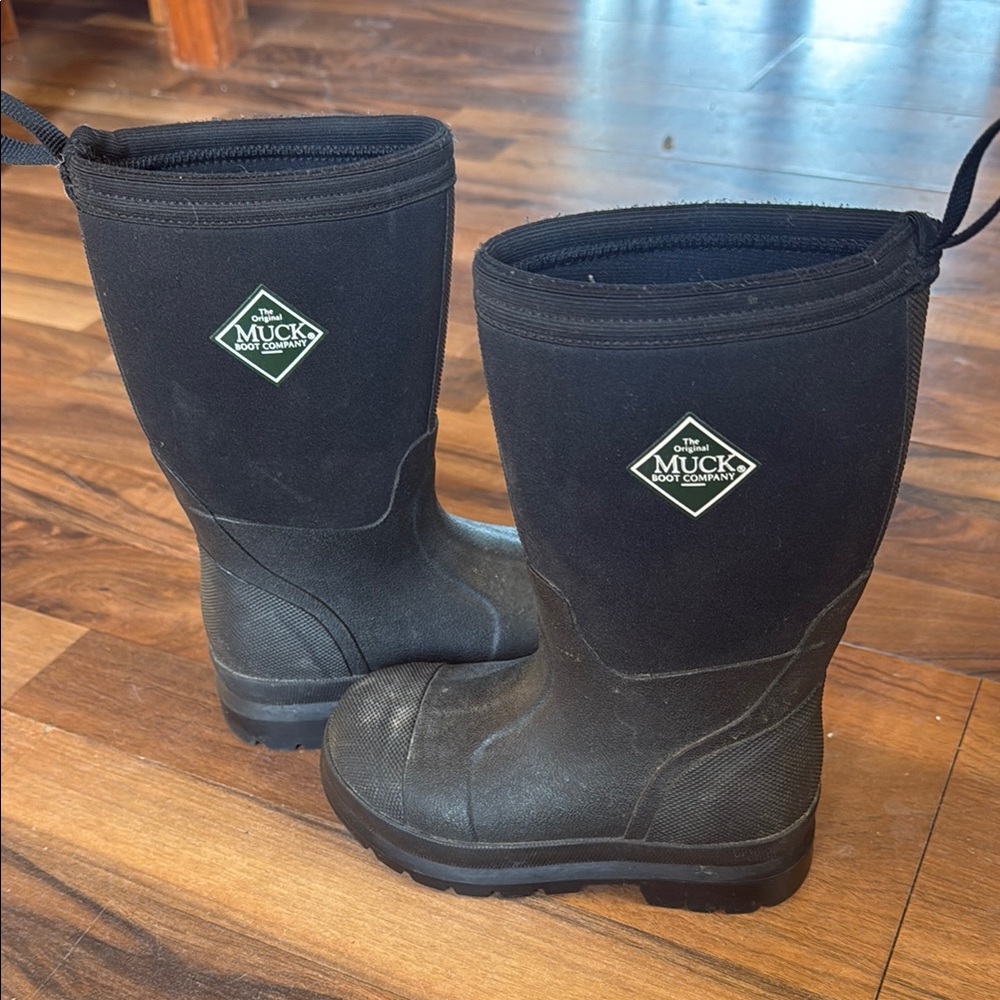 Kids muck boots size 10